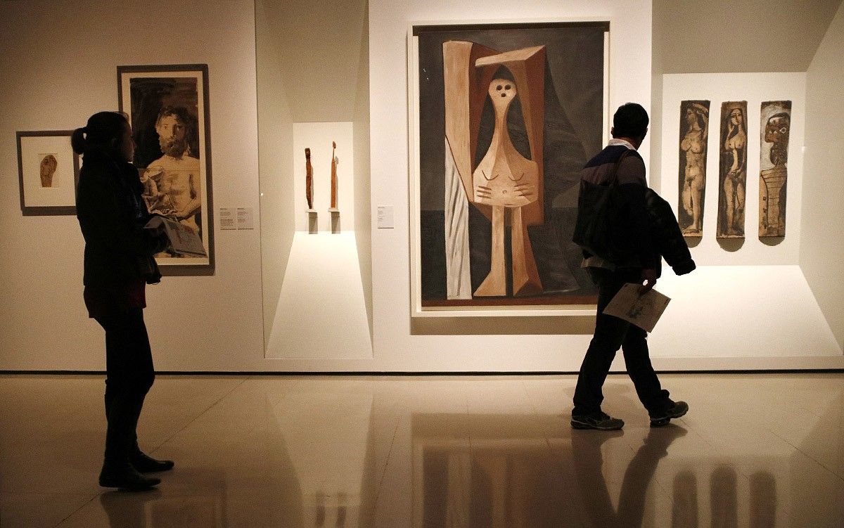 Visitants a l'exposició «Picasso Romànic» del MNAC