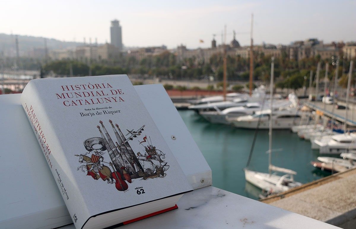 La ''Història mundial de Catalunya'', amb la façana marítima de Barcelona de fons.