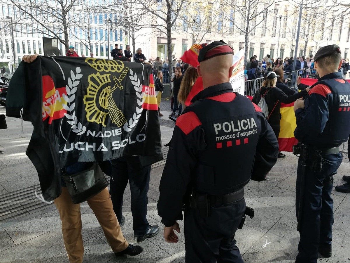 Manifestacions a les portes de la Ciutat de la Justícia a favor i en contra de la policia espanyola.
