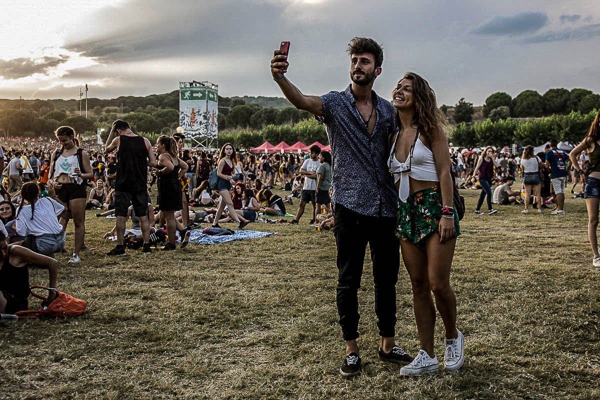 Una parella de joves al festival Canet Rock 2018