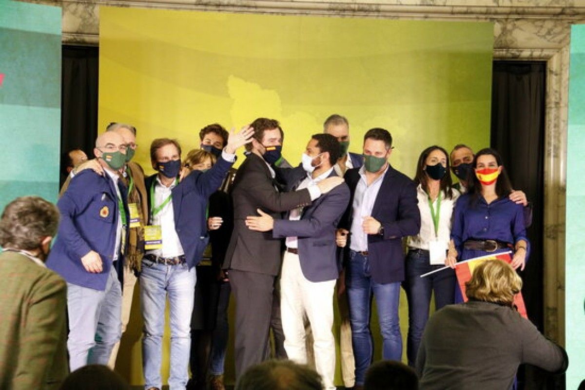 Ignacio Garriga saluda Espinosa de los Monteros junt amb tota la cúpula de Vox. 