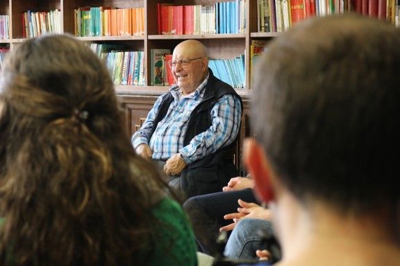Isaac Borojovich en una visita a l'Escola Pia de Sabadell