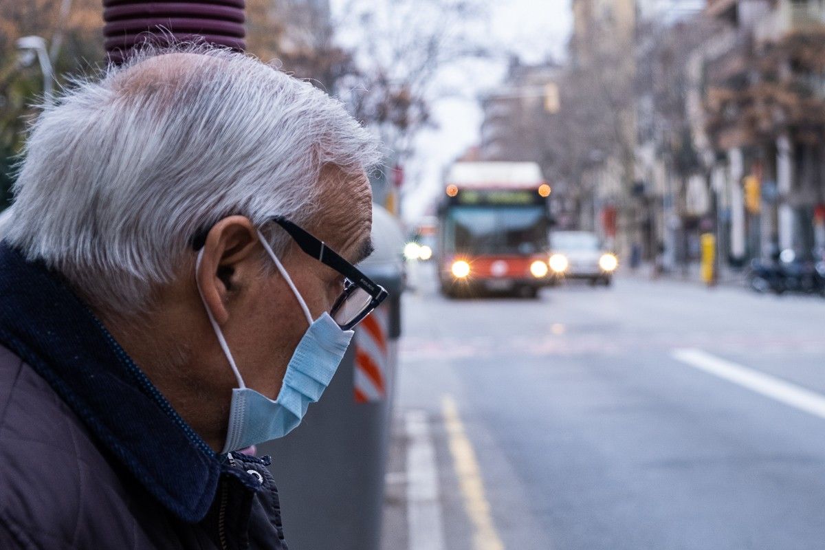 Un home amb mascareta, a Barcelona