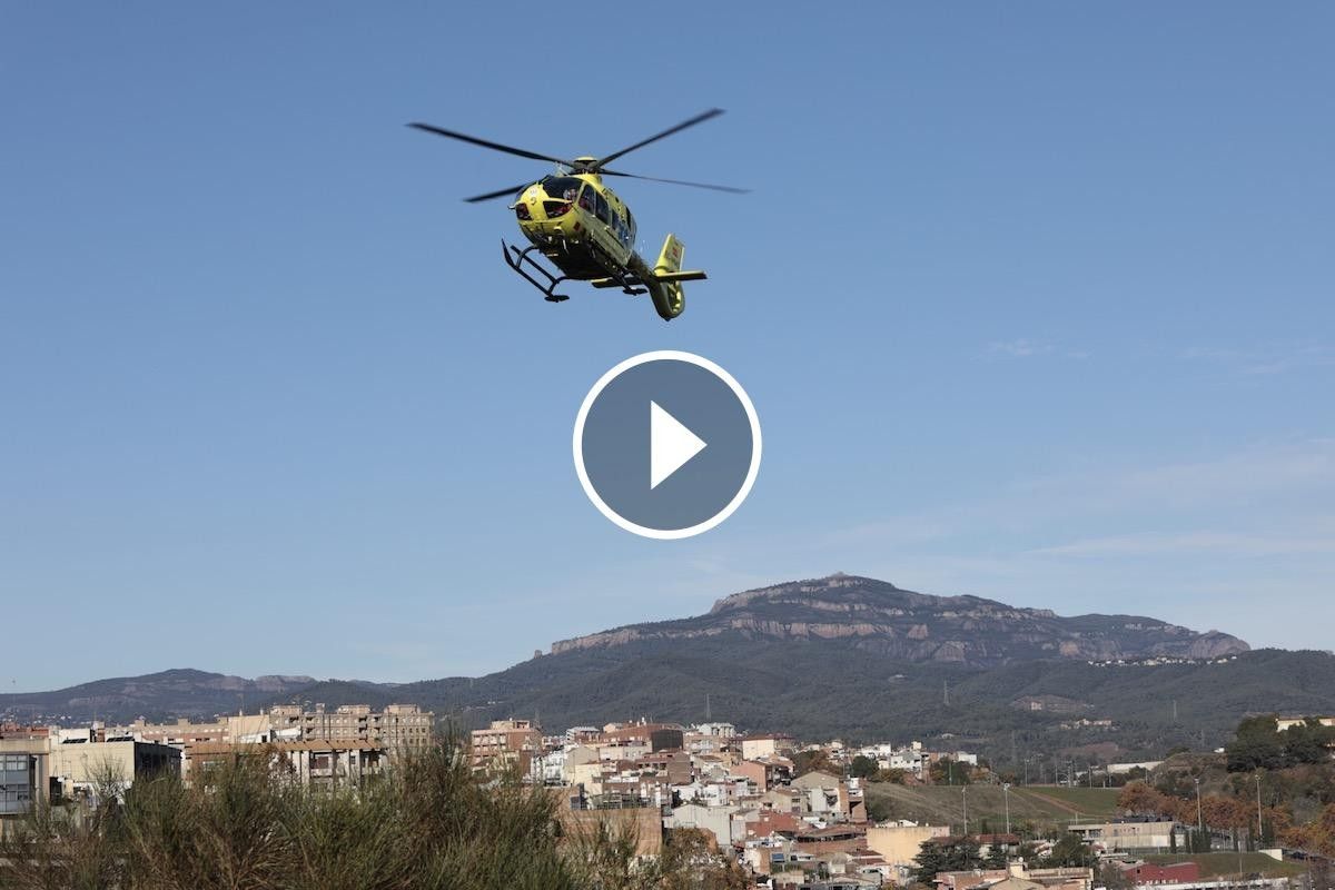 El nou helicòpter arribant a l'Hospital Parc Taulí de Sabadell