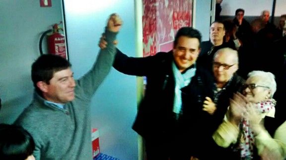 Manuel Bustos alçant el braç de Josep Ayuso després de guanyar les primàries del PSC a Sabadell