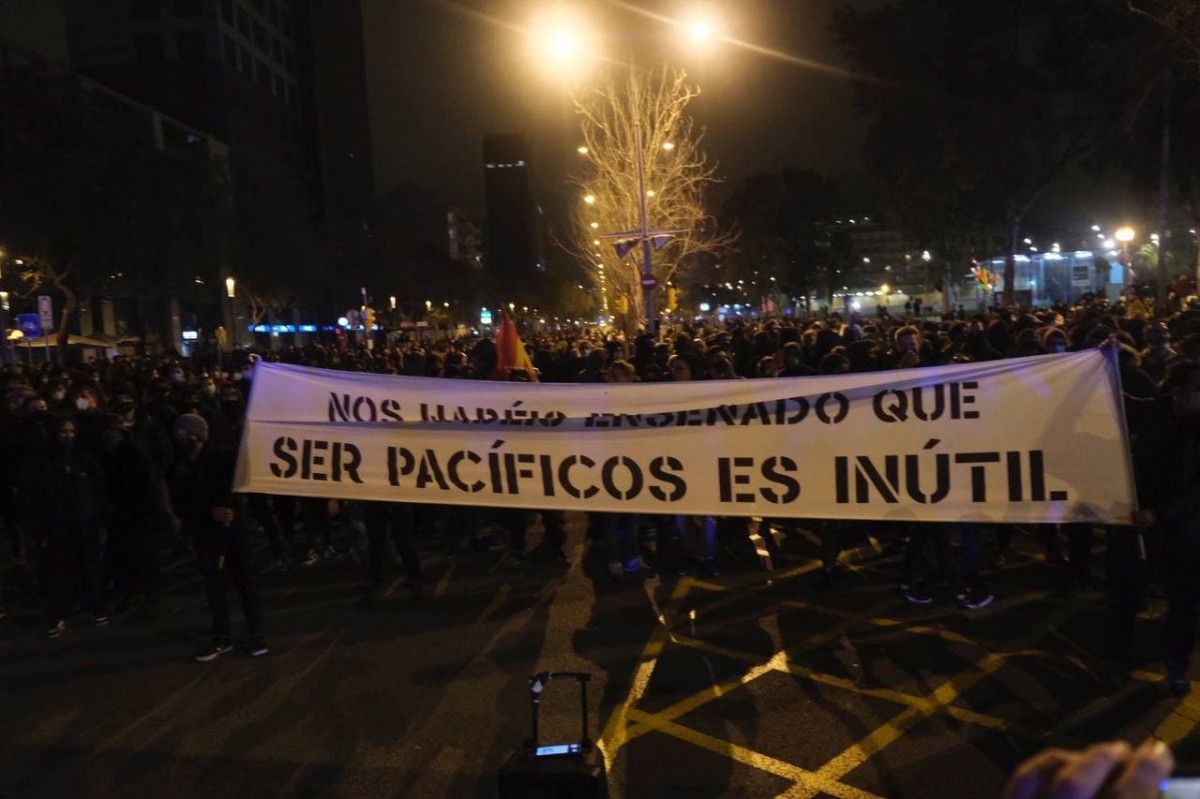 Imatge dels manifestants i la pancarta