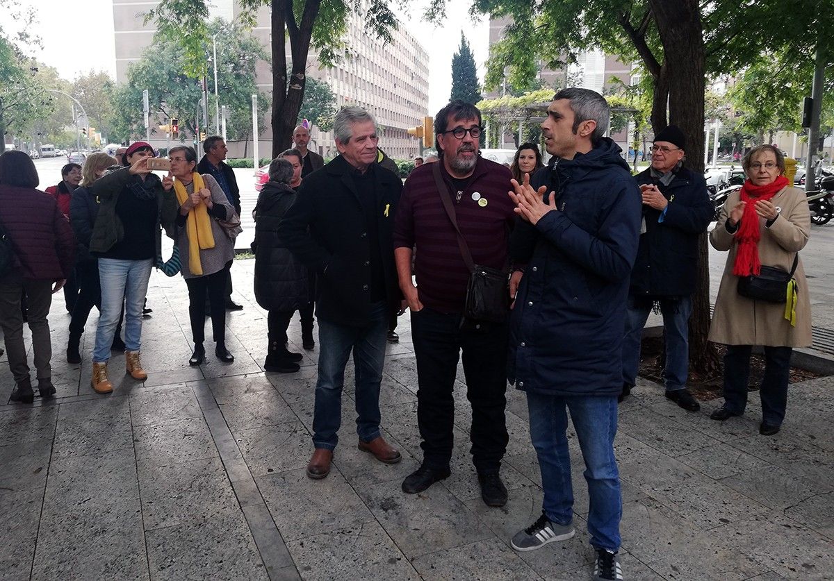 Jordi Pessarodona i Roger Español, davant de la Ciutat de la Justícia.
