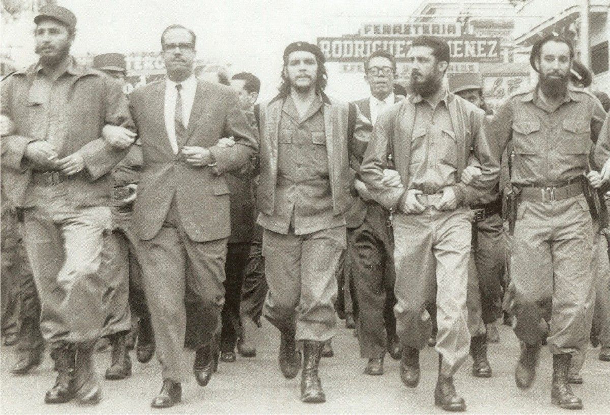 A L'Havana en una marxa per a les víctimes de l'explosió de la Coubre. Castro a l'esquerra i Che Guevara a centre