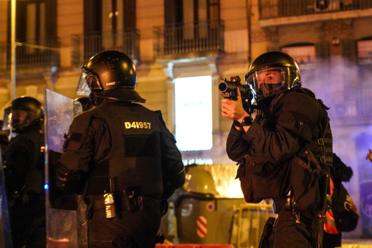Els Mossos, la segona nit d'aldarulls a Barcelona per l'empresonament de Pablo Hasél.
