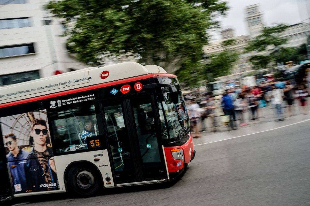 Un bus a la plaça Catalunya de Barcelona