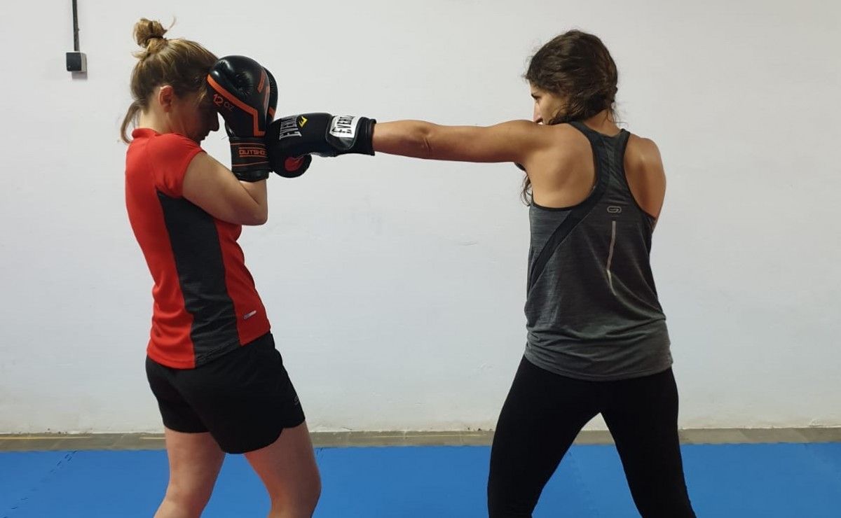 La Marina Gómez i l'Anna Baqués practicant tècniques d'autodefensa feminista. 