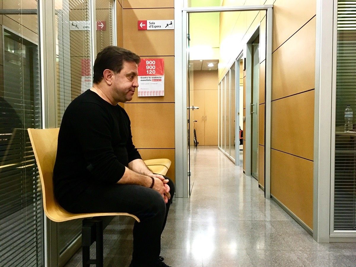 Manuel Martínez, a la sala d'espera del Servei d'Atenció a Homes de l'Ajuntament de Barcelona (SAH)