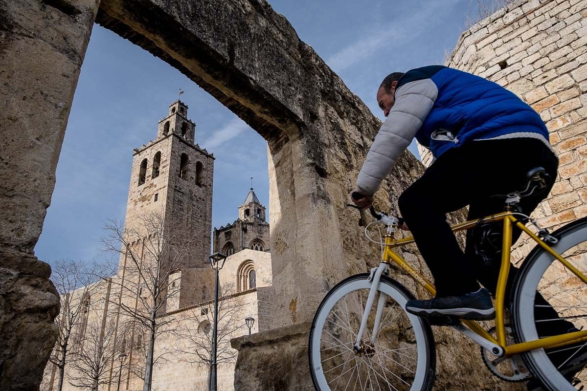 Un ciclista al Monestir de Sant Cugat.
