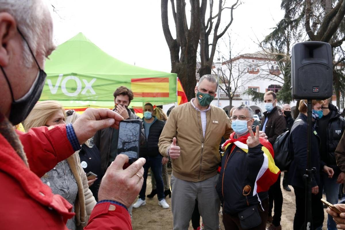 El dirigent de Vox Javier Ortega Smith amb un simpatitzant, durant la campanya del 14-F.
