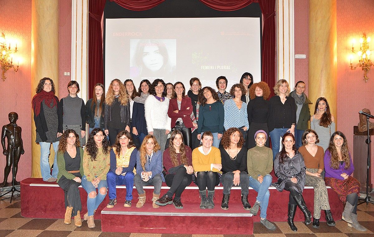 Foto de família amb les protagonistes de l'especial «100 noves veus femenines» de l'Enderrock