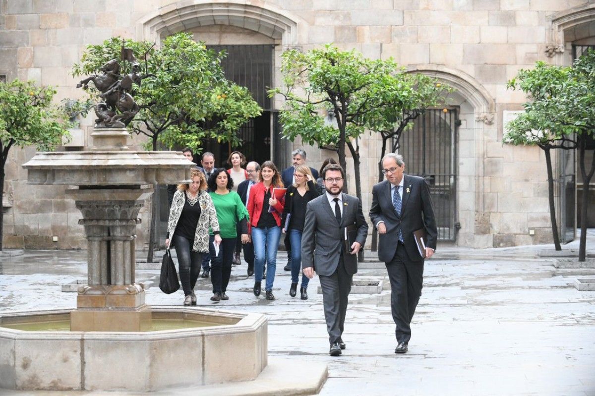 El president Torra i el vicepresident Aragonès, seguit de les dirigents dels comuns Jéssica Albiach i Susanna Segovia