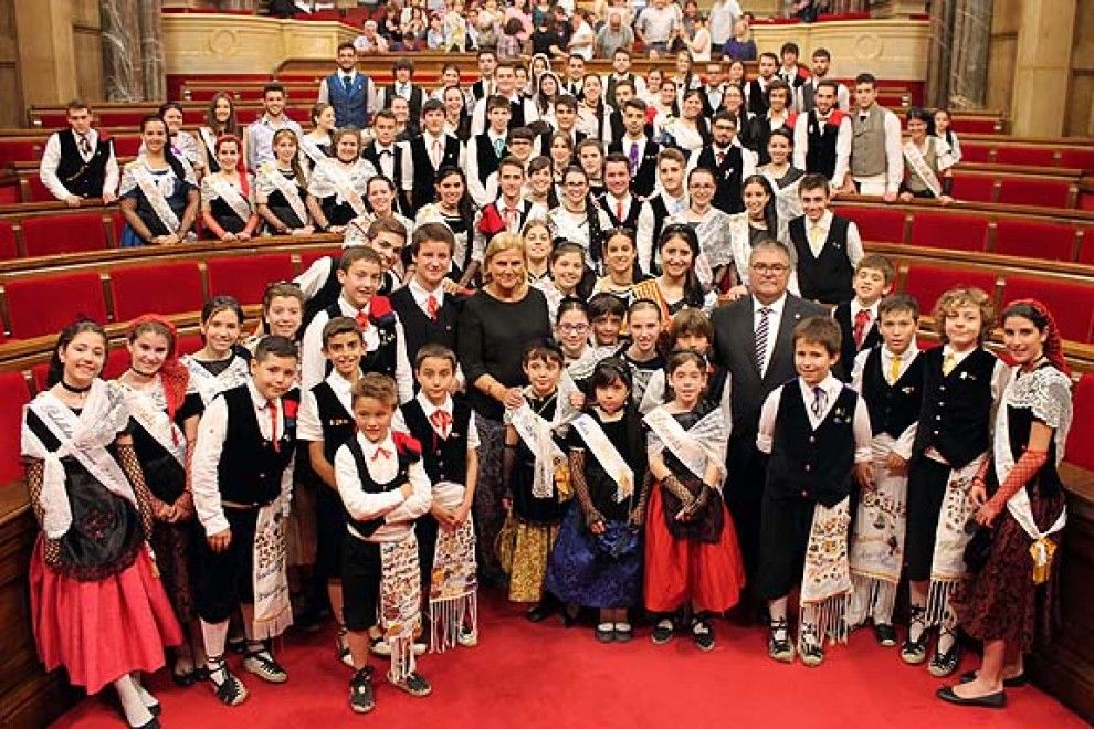 Pubilles i hereus de Catalunya durant la visita al Parlament.