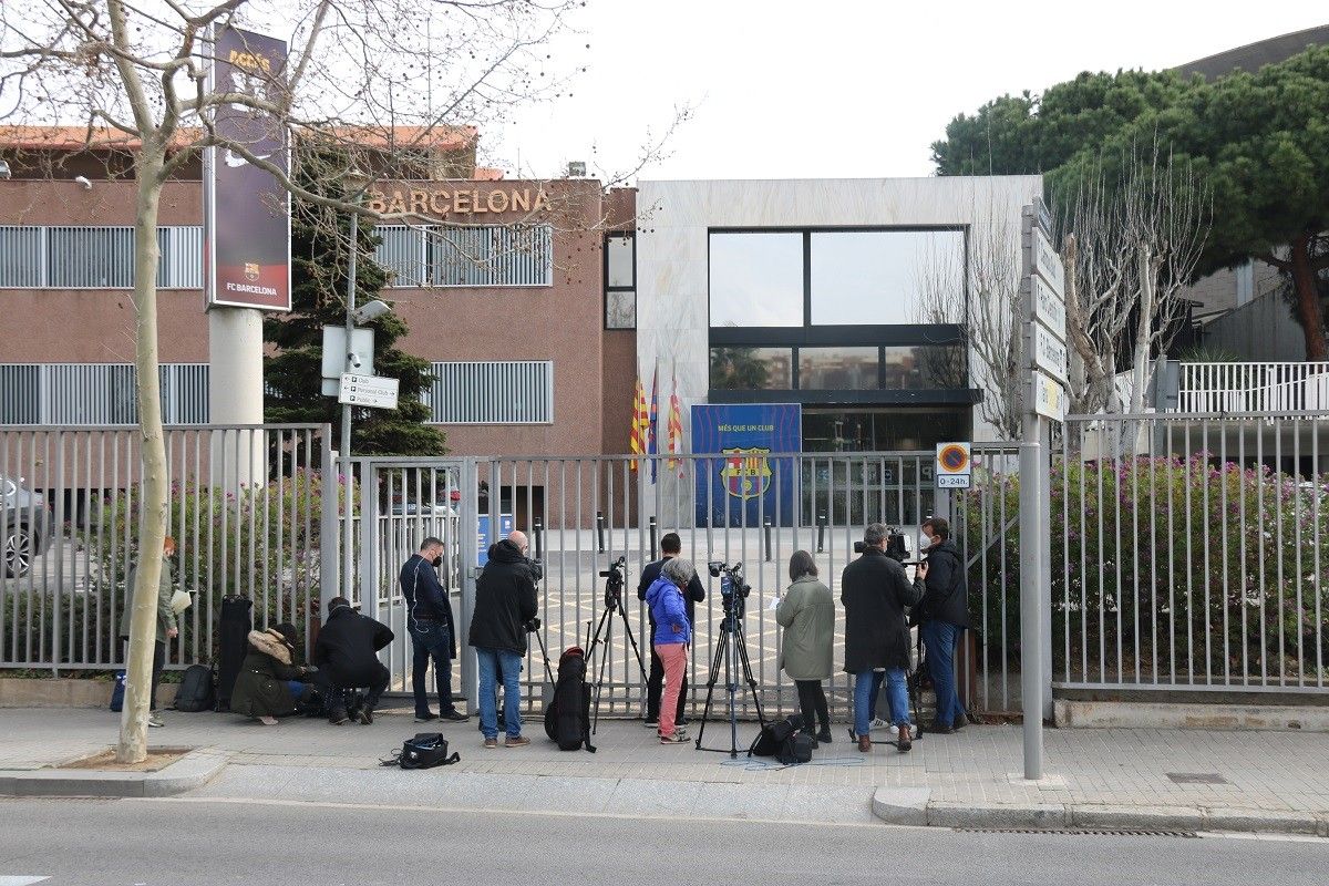 Expectació a les oficines del Camp Nou per l'escorcoll dels Mossos