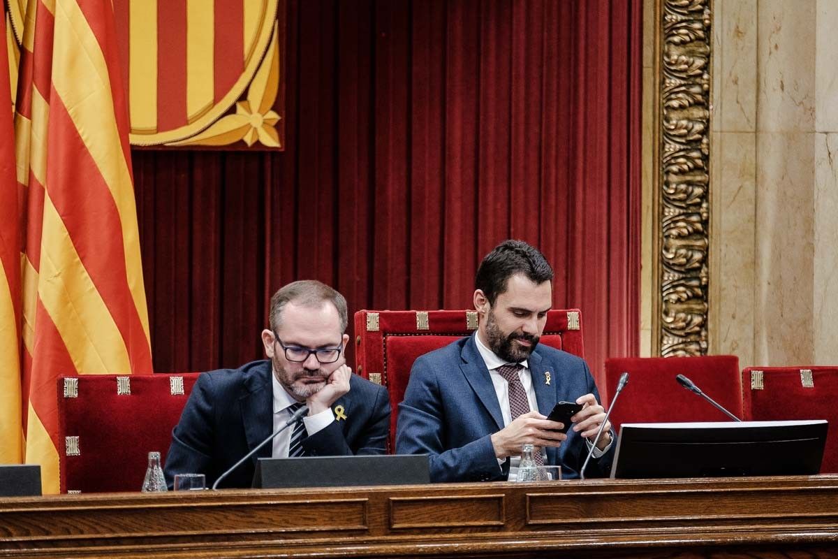 Josep Costa i Roger Torrent, en una imatge d'arxiu a la mesa del Parlament