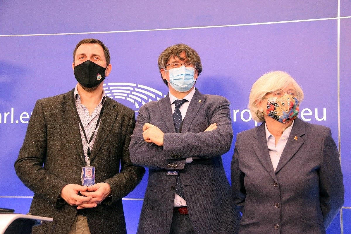 Puigdemont, acompanyat de Comín i Ponsatí, en una roda de premsa al Parlament Europeu