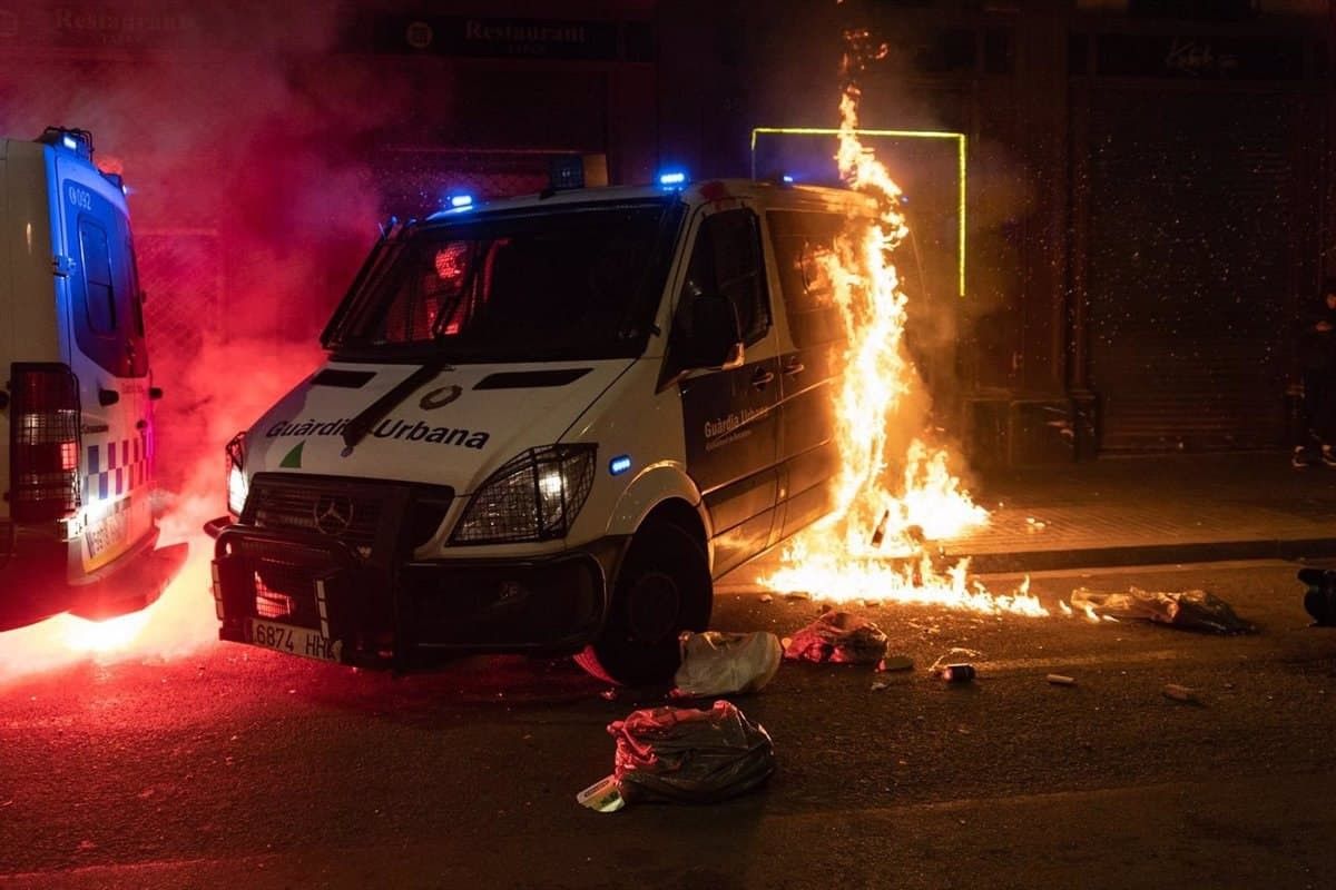 Una furgoneta de la Guàrdia Urbana de Barcelona cremant en els aldarulls de dissabte a Barcelona