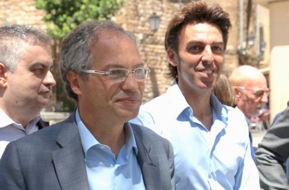 Quim carné abraçat a Carles Rossinyol i saludant Artur Mas