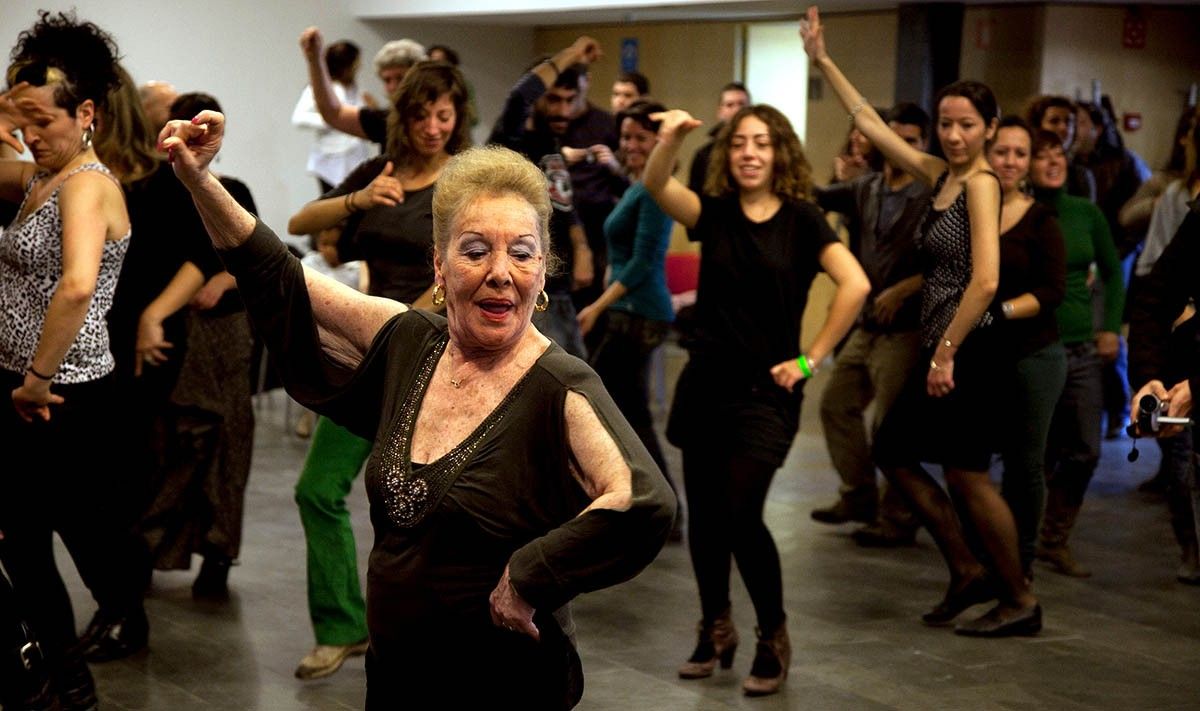 Una veterana ballarina de rumba en un dels tallers organitzats en la Diada de la Rumba Catalana