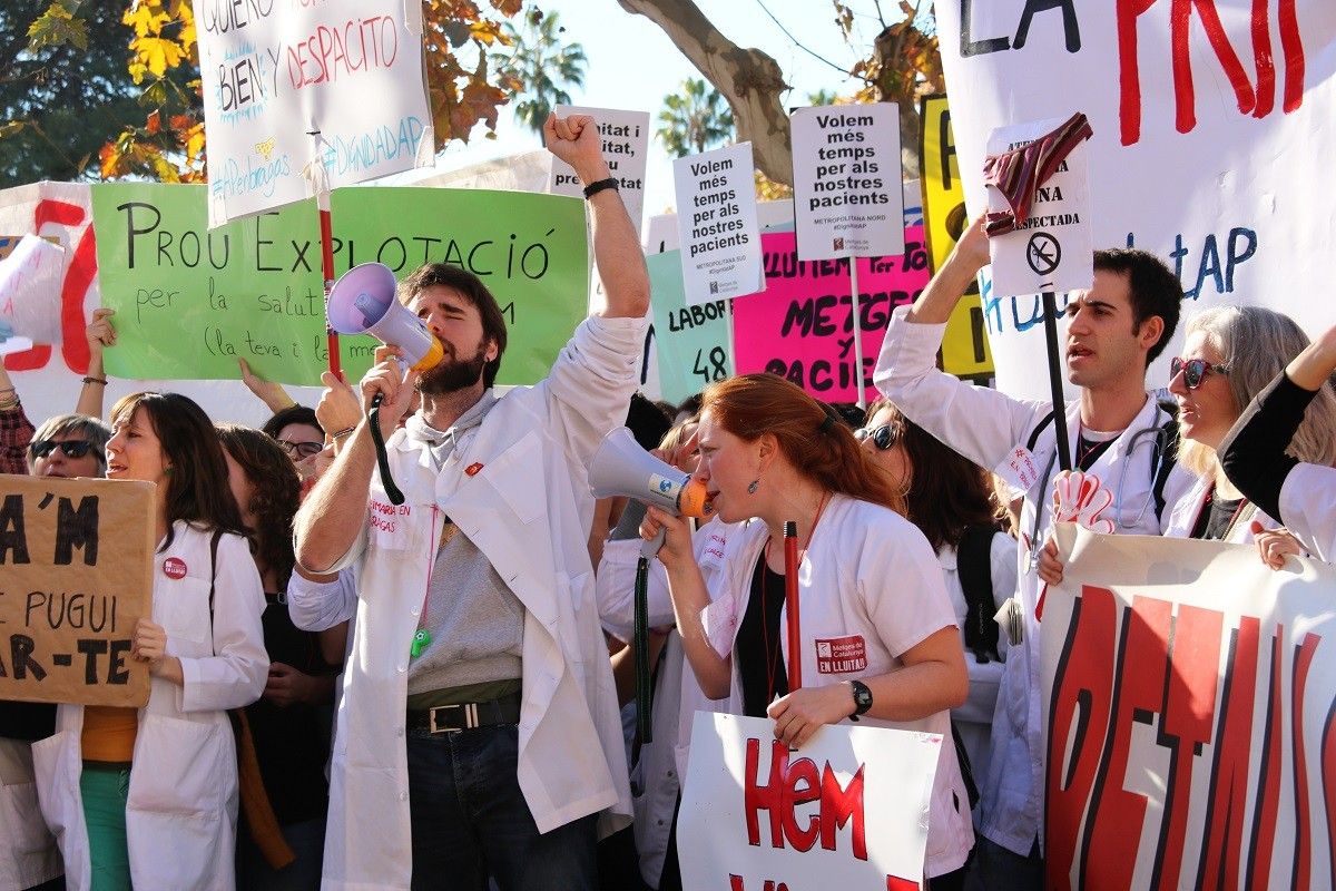 Els metges s'han manifestat aquest dimecres a les portes del Parlament.