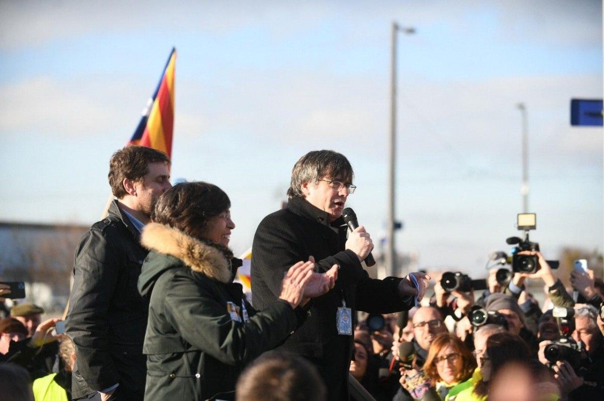 Carles Puigdemont es dirigeix als manifestants congregats a Estrasburg fa tot just un mes. 