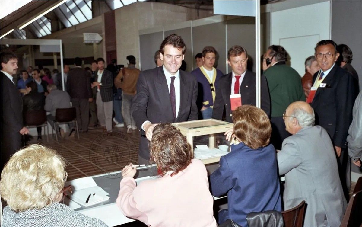 Sixte Cambra dipositant el seu vot durant les eleccions de 1989