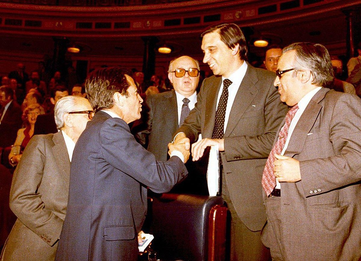 Adolfo Suárez felicita al ministre de treball, Rafael Calvo Ortega