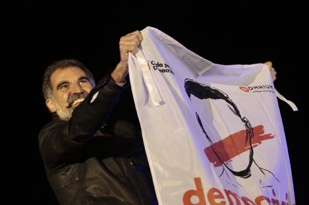 Jordi Cuixart, president d'Òmnium, amb una pancarta a favor de la democràcia