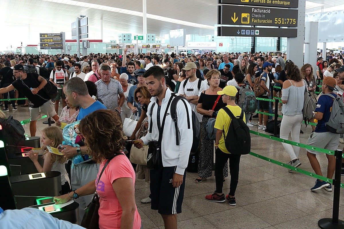 Cues a l'aeroport del Prat