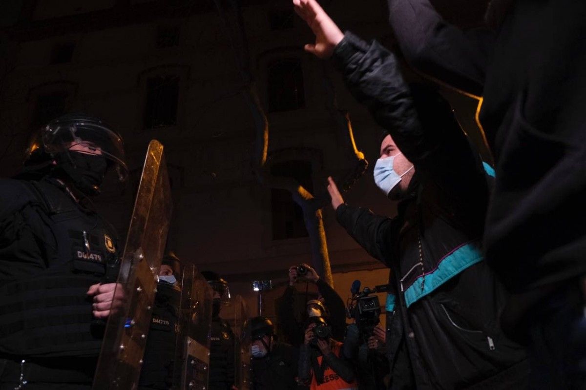 Manifestants i agents de la Brimo cara a cara en la manifestació d'aquesta tarda a Barcelona