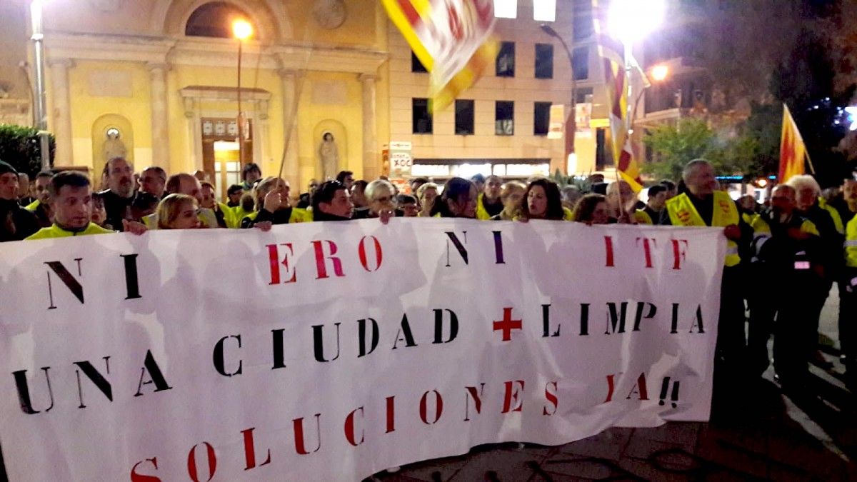 Treballadors d'Smatsa concentrats davant l'Ajuntament de Sabadell