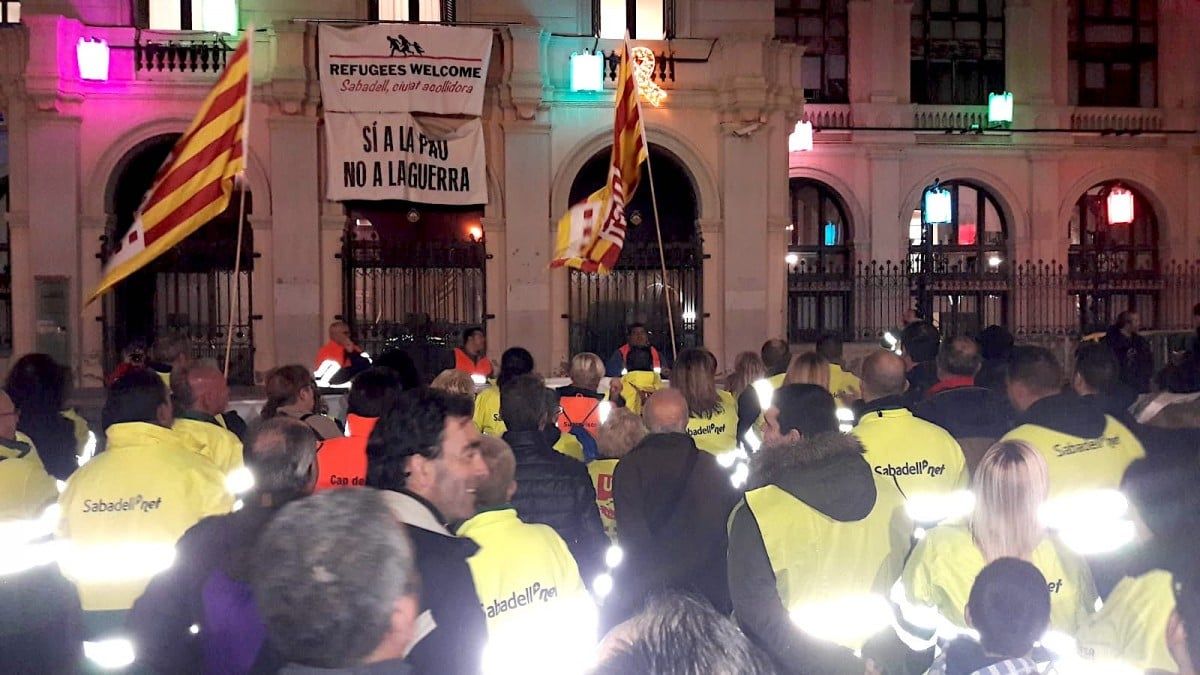 Treballadors d'Smatsa concentrats davant l'Ajuntament de Sabadell, dilluns passat