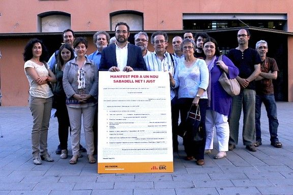 Manifest i foto dels representats sabadellencs que donen suport a ERC