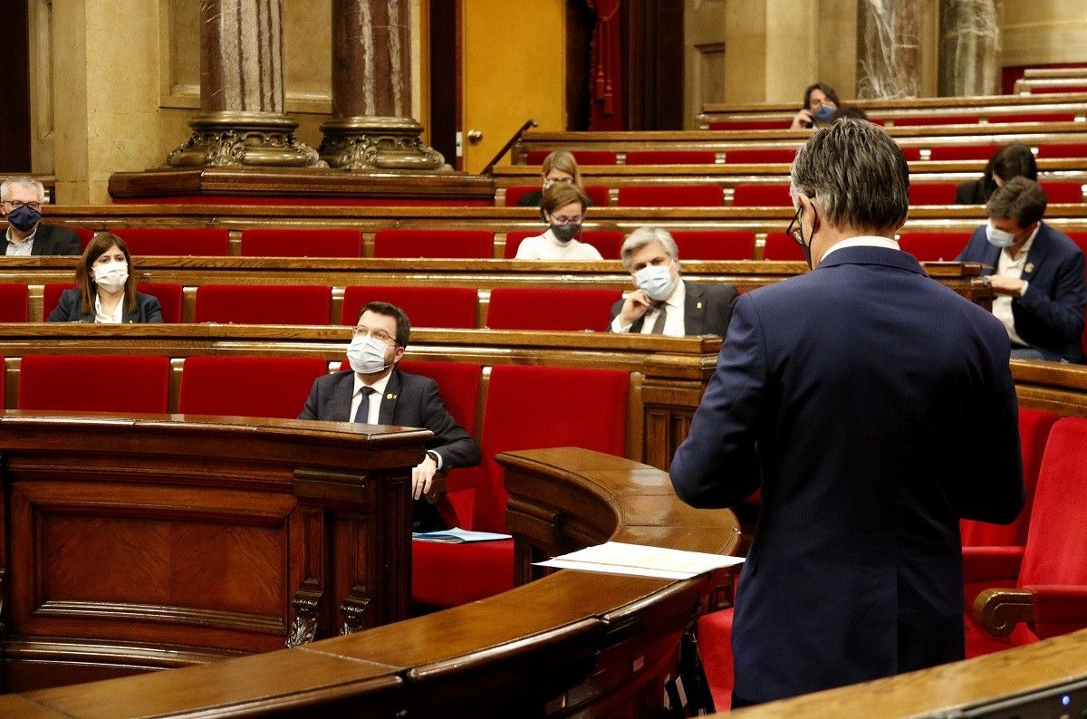 Una sessió al Parlament, amb Pere Aragonès assegut a la primera fila de l'hemicicle