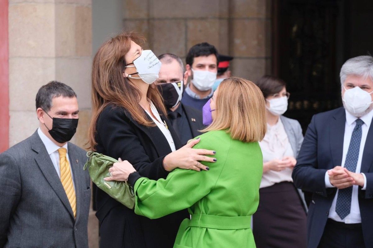 Laura Borràs i Carme Forcadell s'abracen a la porta del Parlament