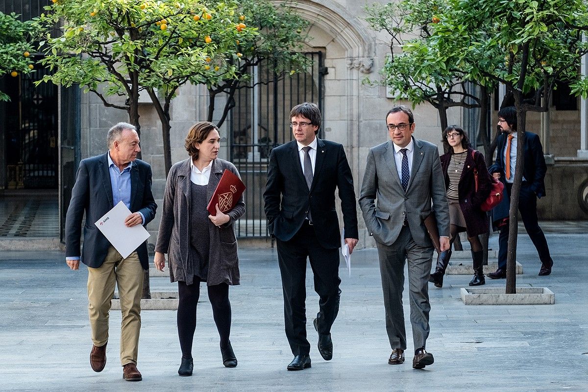  Antoni Poveda, Ada Colau, Carles Puigdemont  i Josep Rull, després de la reunió a Palau