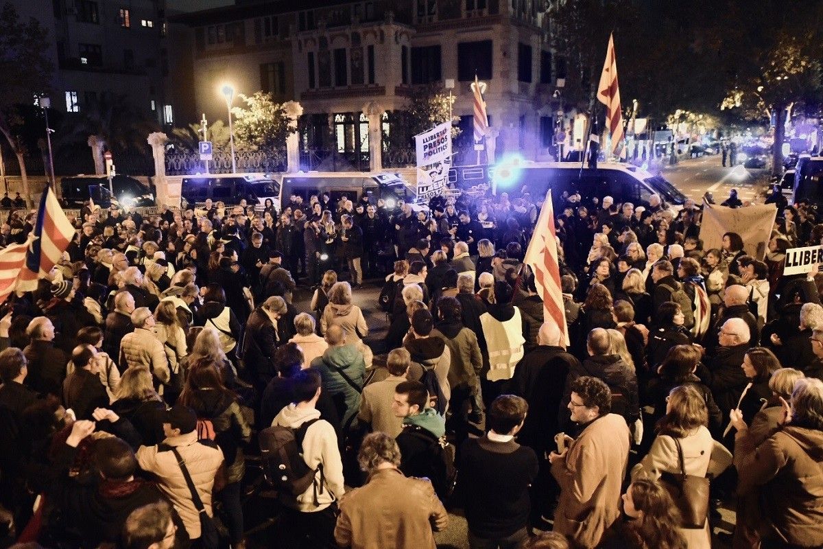 Manifestació dels CDR a les portes de la delegació del govern a Barcelona