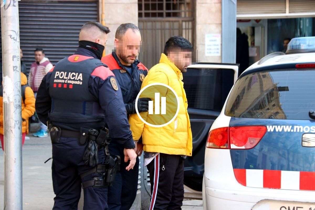 Mossos d'Esquadra, durant una operació contra narcopisos a Ciutat Vella.