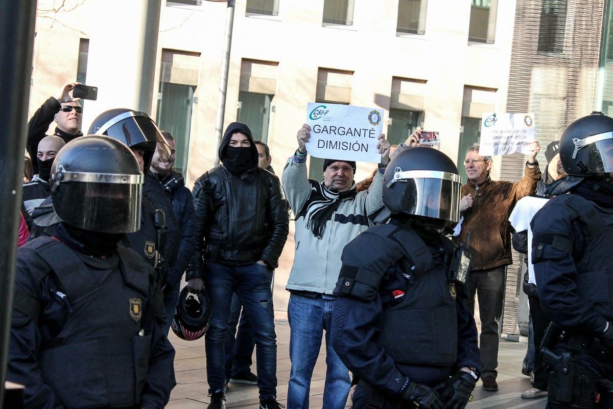 Protestants del sindicat de la Guàrdia Urbana demanant la dimissió de Josep Garganté, aquest dijous