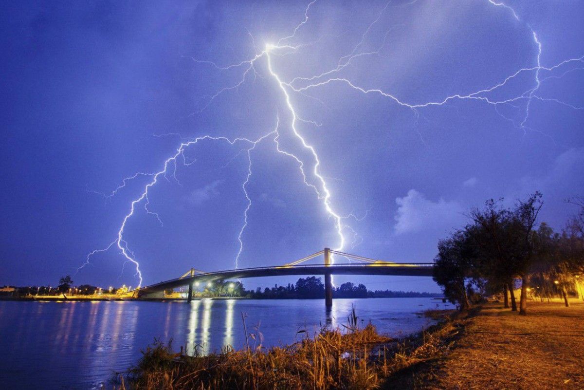 Un llamp impacta al Delta de l'Ebre