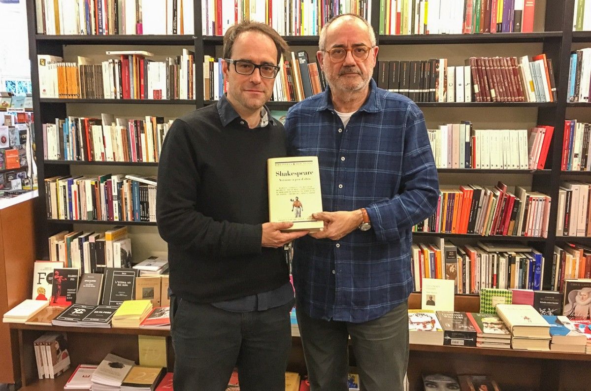 Bernat Puigtobella i Joan Sellent, amb el primer volum de la Biblioteca del Núvol a les mans