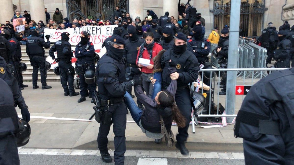 Els mossos, desallotjant les persones que bloquegen el TSJC