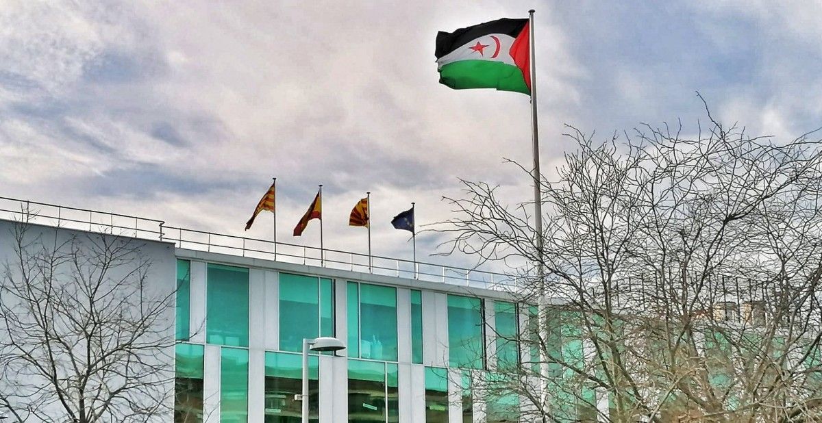 La bandera del Sàhara oneja a la plaça de la Vila davant de l'Ajuntament de Sant Cugat