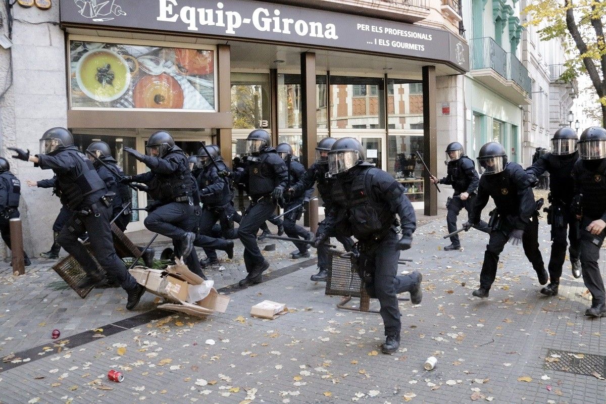 Agents dels Mossos carregant aquest dijous a Girona