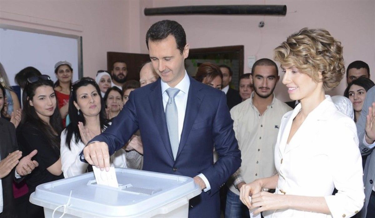 Baixar al-Assad i la seva dona Asma votant