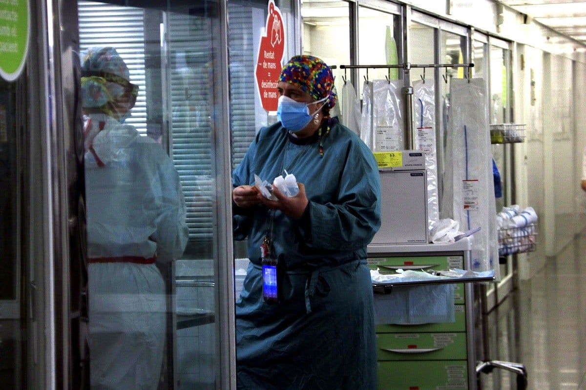 Els nous casos de coronavirus baixen, però la pressió hospitalària continua